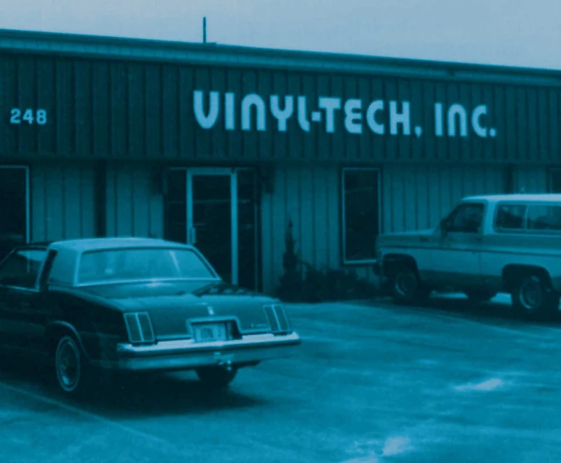 Una foto del edificio de Vinyl Tech, Inc. de principios de la década de 1980.