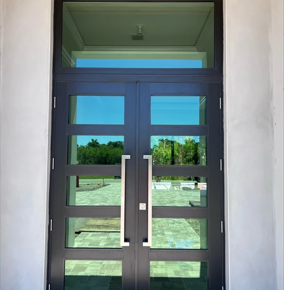 Puertas de doble hoja FD450 – Negras, de cinco paneles con travesaño superior