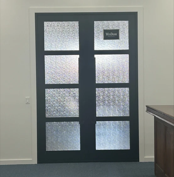 Puertas francesas FD450 – Acabado oscuro con vidrio opaco
