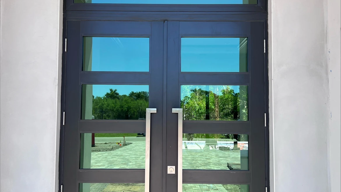 Puertas de doble hoja FD450 – Negras, de cinco paneles con travesaño superior