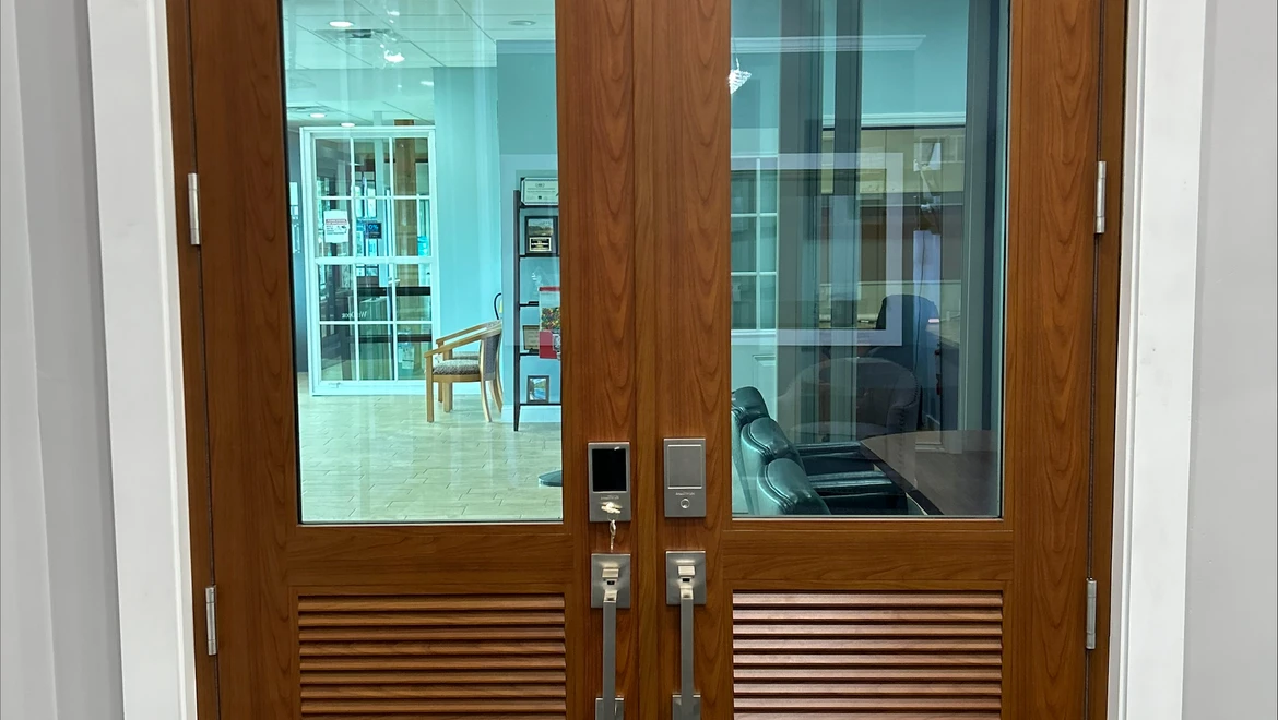 Puertas francesas FD450 – Madera clara con paneles de lamas