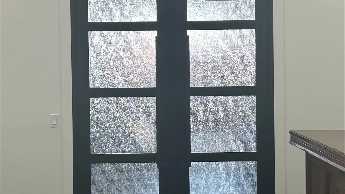 Puertas francesas FD450 – Acabado oscuro con vidrio opaco