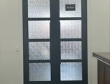 Puertas francesas FD450 – Acabado oscuro con vidrio opaco